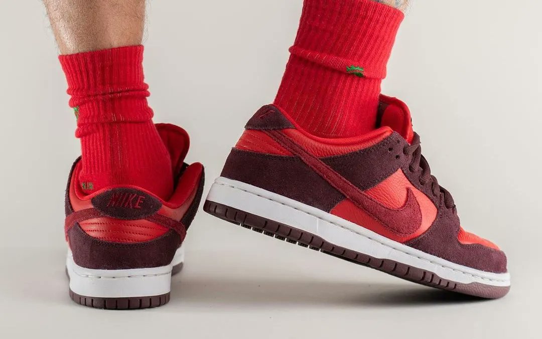 JustFreshKicks's tweet image. Nike SB Dunk Low “Cherry” Releasing for 4/20 🍒 bit.ly/35bPgFT