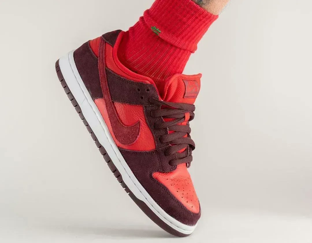 JustFreshKicks's tweet image. Nike SB Dunk Low “Cherry” Releasing for 4/20 🍒 bit.ly/35bPgFT