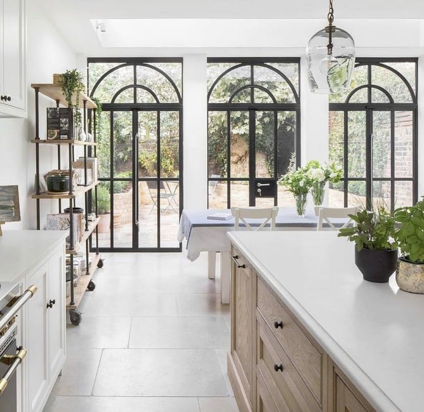 Alicia_Mesa's tweet photo. Me chiflan las puertas que dan al patio de esta vivienda y quería compartirlas con vosotros para que os inspiréis… 😍

#Inspiración #Interiorismo #Reformas #Decoración #Ventanales #Cocina #Madrid 

Foto vía: emrarchitecture https://t.co/VjCSuIi9US