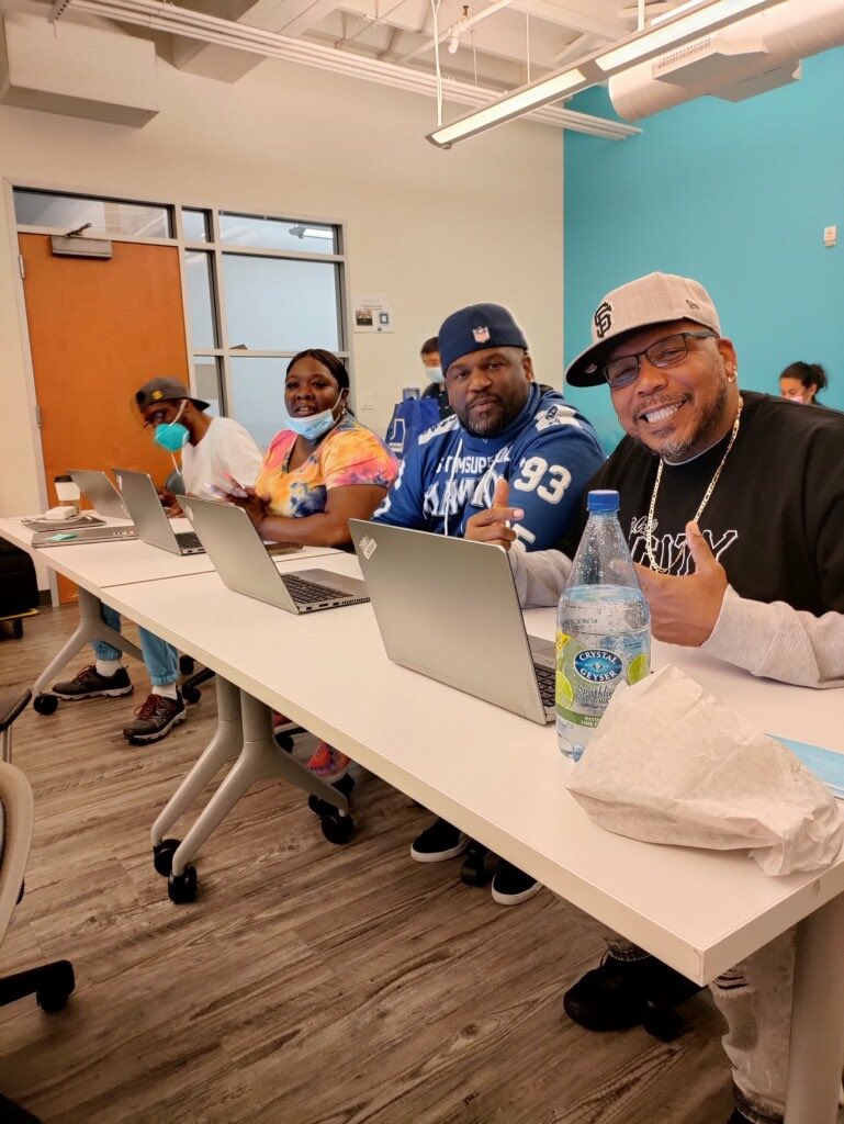 PD_4_Life's tweet photo. Motivation, Hard Work, & Dedication 💪🏽 Family That Studies Together, Grow Together!
#positivedirectionsequalschange #recoverycommunity #recoverylife #pdec #recoverywin #support #positivity #recovery #sanfrancisco https://t.co/QBdvUmbiOw