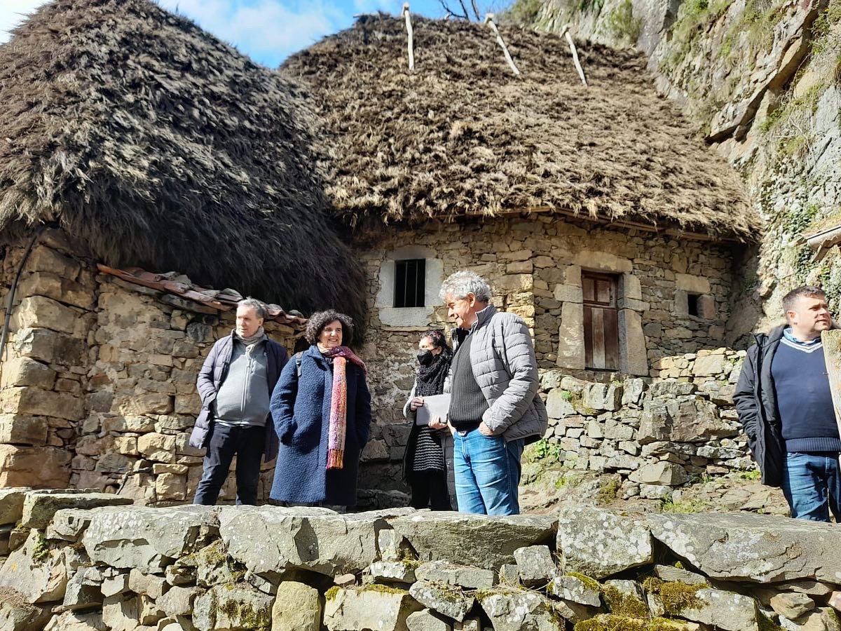 SomiedoEcomuseo's tweet photo. La Consejera Berta Piñán presidió la reunión de trabajo de la #RedMeda, red de museos etnográficos de Asturias, que tuvo lugar en nuestro museo #ecomuseodesomiedo Posteriormente se visitaron las #casasdeteito en Veigas. @PSTSomiedo @GobAsturias @mincoturgob https://t.co/QmZMTBlFTP