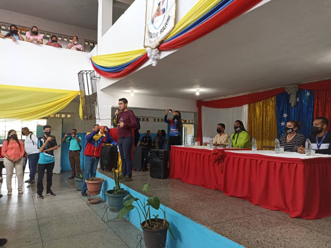 Directora ZE-Bolívar <a href="/BetziPalma/">Betzi Palma</a> participa en la Consulta de la Ley de Participación Estudiantil, en la 
EBN Libertador mcpio Caroní, impulsando la participación protagónica de nuestros jóvenes desde los planteles educativos <a href="/NicolasMaduro/">Nicolás Maduro</a> <a href="/_LaAvanzadora/">Yelitze Santaella</a>