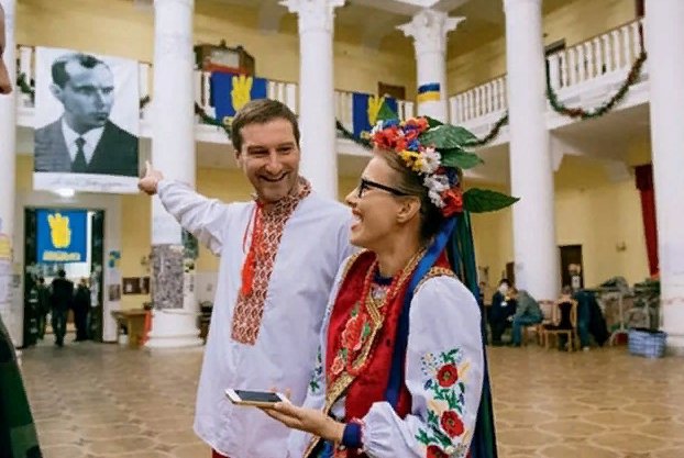 Вот, кстати, дочь-предательница, растоптала память своего отца, порядочного человека и умного политика..
