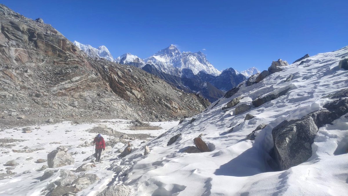 Travelmaxguide's tweet photo. Trekker on the way to Renjo-La pass (5360m). A clear view of Mt. Everest (8848.86) in the background. Renjo-La is the best view point in the everest region for world towering mountains that includes Lhotse, Nuptse, Makalu, Cholatse, Taboche and many more snow capped mountains. https://t.co/wzrN5miaXw