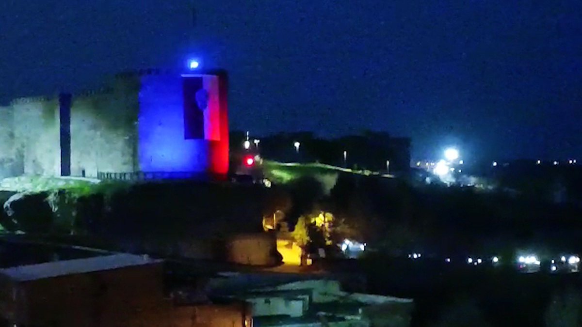 EmniyetGM's tweet photo. Türkiye kırmızı - mavi renklere büründü 

❤️💙

🚔👮‍♀👮🚔

📍Fatih Sultan Mehmet Köprüsü
📍İshak Paşa Sarayı
📍Diyarbakır Surları
📍Yavuz Sultan Selim Köprüsü

#TürkPolisTeşkilatı177Yaşında
#10NisanPolisHaftası
#HayatınMerkezinde https://t.co/rUyjdkXVXs