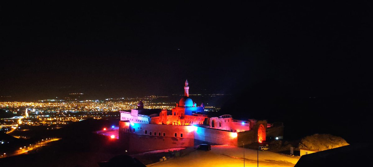 EmniyetGM's tweet photo. Türkiye kırmızı - mavi renklere büründü 

❤️💙

🚔👮‍♀👮🚔

📍Fatih Sultan Mehmet Köprüsü
📍İshak Paşa Sarayı
📍Diyarbakır Surları
📍Yavuz Sultan Selim Köprüsü

#TürkPolisTeşkilatı177Yaşında
#10NisanPolisHaftası
#HayatınMerkezinde https://t.co/rUyjdkXVXs