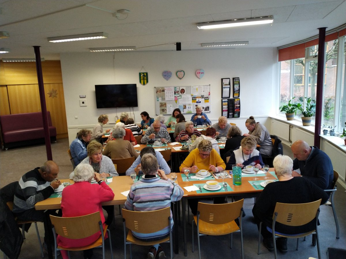Vandaag onze samenwerking met #Aanschuiftafel geëvalueerd. Een succesverhaal! Van een aarzelende start in januari naar een wekelijkse ontmoetingsactiviteit met 30 deelnemers. <a href="/wijkz_welzijn/">Wijkz</a> #Houtwijk