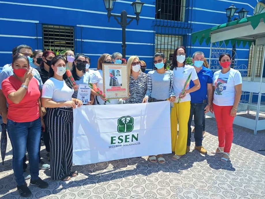 Continuamos con las felicitaciones, y es que nuestra UEB de Las Tunas recibió la distinción que los acredita como Colectivo Distinguido Nacional. Llegue a todos sus trabajadores el reconocimiento y cariño de toda la familia eseniana. 
#PrESENtesEnTuVida ❤️🇨🇺