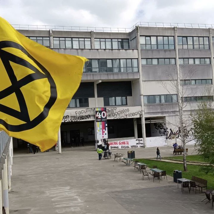 XRBizkaia's tweet photo. 🔥 Rebelión Científica toda la semana 🔥
Nos sumamos al movimiento internacional de desobediencia civil llevado por la comunidad científica frente a la inacción de los gobiernos.
Hoy estábamos en el campus de Leioa: apostamos por Asambleas Ciudadanas por el Clima.

#NoHayTiempo https://t.co/QurKawNO2O