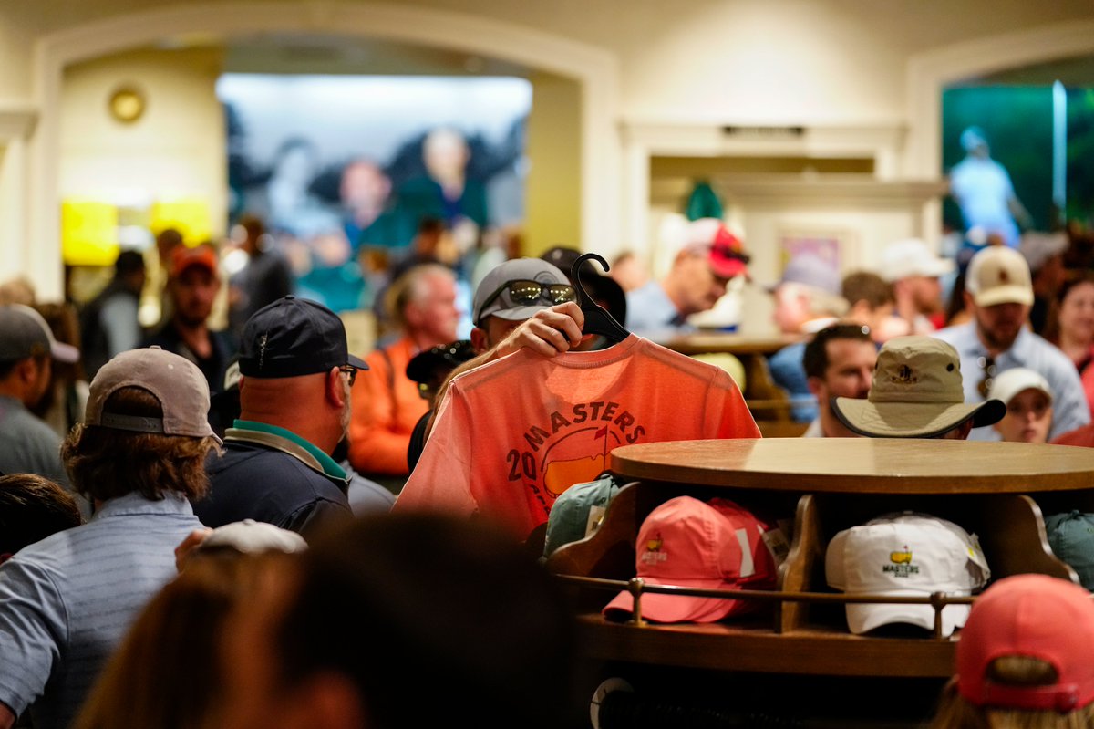 TheMasters's tweet photo. Patrons are back in full at Augusta National. #themasters https://t.co/DVidEeRgnF