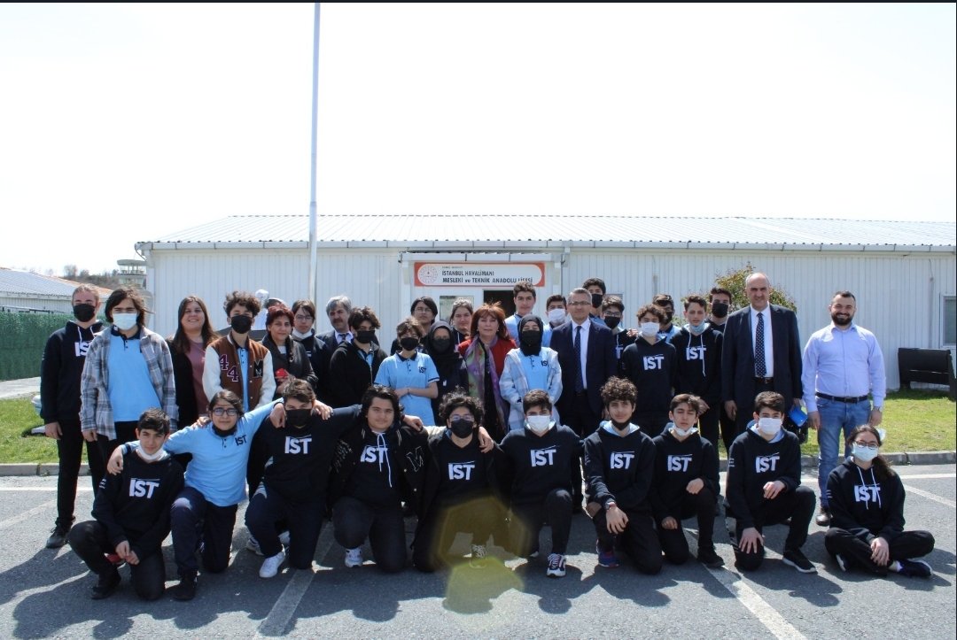 İstanbul Havalimanı MTAL'yi ziyaret eden Mesleki ve Teknik Eğitim Genel Müdürümüz Sn. Nazan Şener, İzleme, Değerlendirme ve Kalite Geliştirme Daire Başkanımız Sn. Mahmut Birol Gezer ve İstanbul Milli Eğitim Müdür Yardımcımız Sn. Zekine Dayıoğlu öğrencilerle bir araya geldi.