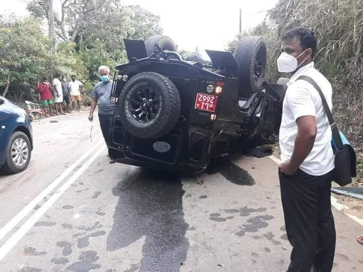 Welikumbura's tweet photo. A defender carrying the group of thugs who attacked the protesters near Carlton House with swords got flipped over. One of them died.

#lka #SriLankaProtests #SriLanka #GoHomeGota #GoHomeRajapaksas #ProtestLK #පන්නමු https://t.co/9YGWMra8Wo