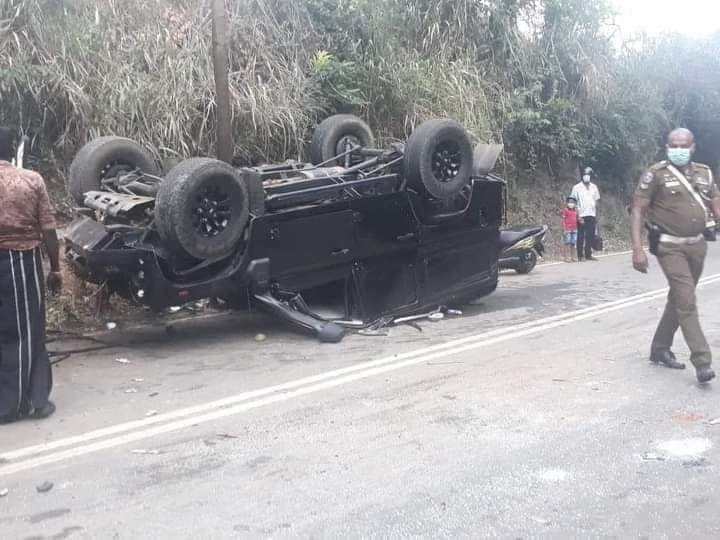 Welikumbura's tweet photo. A defender carrying the group of thugs who attacked the protesters near Carlton House with swords got flipped over. One of them died.

#lka #SriLankaProtests #SriLanka #GoHomeGota #GoHomeRajapaksas #ProtestLK #පන්නමු https://t.co/9YGWMra8Wo