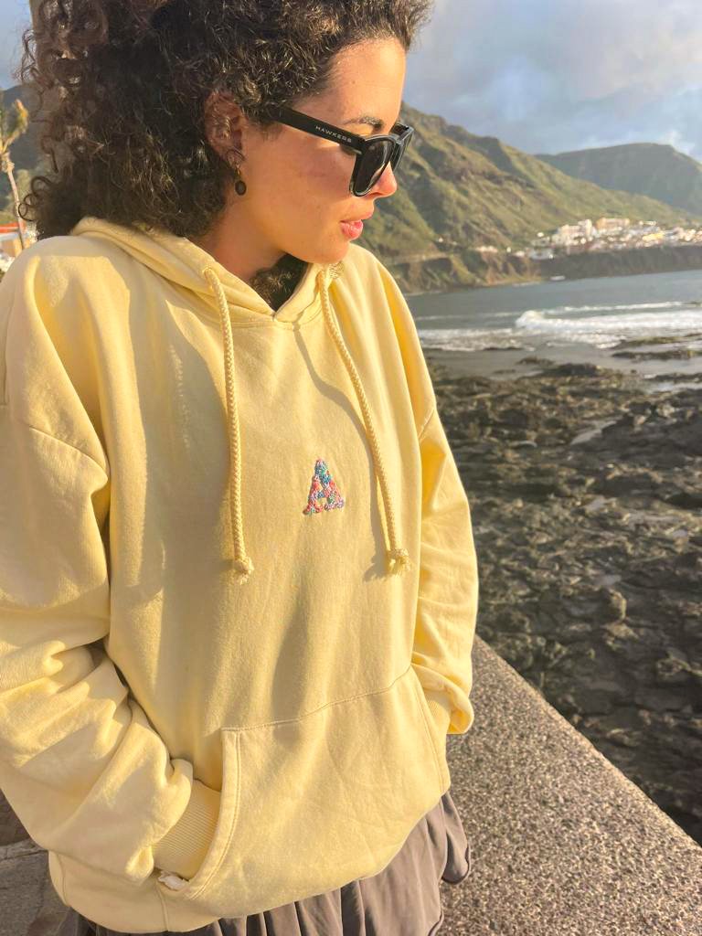 sararello's tweet photo. ¿ 1,2 o 3 ?🥰 
Preciosa @espejoaida 💕 con su sudadera bordada en Tenerife🌅

#bordado #bordadoamano #inicialbordada #embroiderysweatshirt #springoutfit #spring #sararellobordados #sararello https://t.co/Kpvc2wvP2z