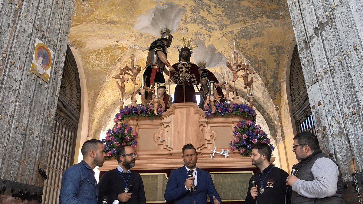 A los amigos del <a href="/AsiloCapillita/">El Asilo del Capillita</a> por la entrevista q tuvimos por la mañana delante de nuestro paso de misterio. Dejamos aquí el enlace para quien quiera verlo youtu.be/ZBqRytfDTMY