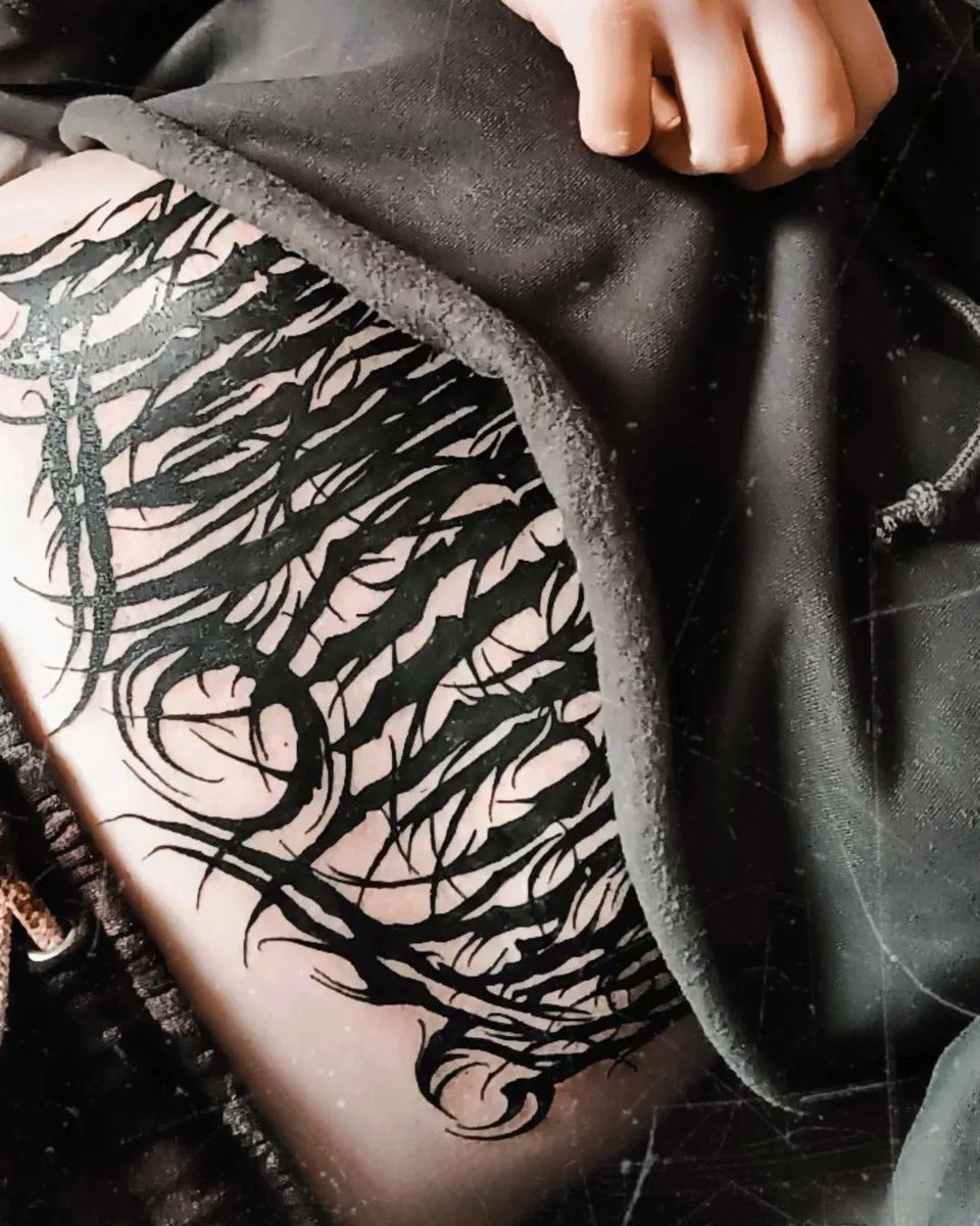 jleelinnitt's tweet photo. finalllyyyy 😭 worst pain so far for sure, but I am so fucking happy 🖤🖤🖤 script says 'impermanence', my fav @Architectsuk song
.
#blackworktattoo #scripttattoo #fttwte #forthosethatwishtoexist https://t.co/TkNz3mAIew