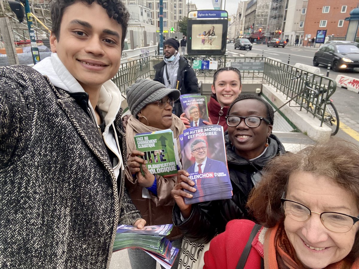 PantinInsoumise's tweet photo. Encore une belle balade militante qui s’est terminée à Église de Pantin ce soir. Des habitants motivés ont pris nos tracts pour leurs amis et leurs immeubles. On va y arriver avec @JLMelenchon et l’#UnionPopulaire ! #MelenchonSecondTour #Melenchonvagagner https://t.co/rrhBneXZgm