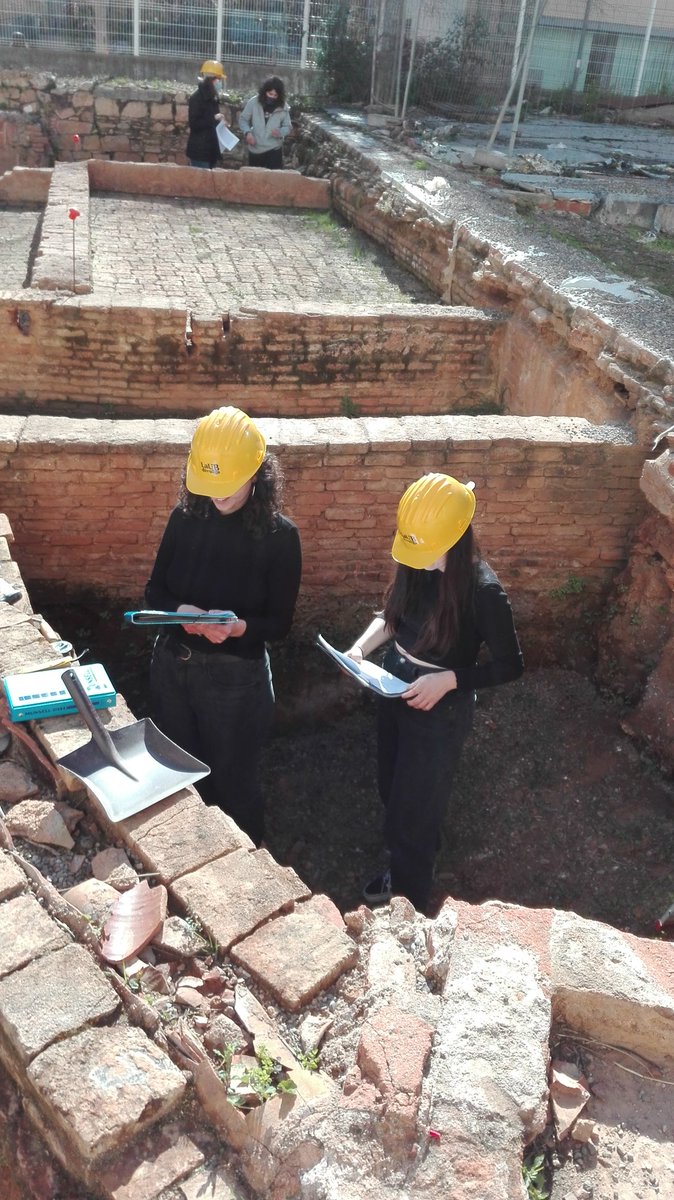 MasterArqueoUB's tweet photo. La actividad se realizó en el Campo de Prácticas Arqueológicas situado en la Facultad de Geografía e Historia de la UB. https://t.co/nIr4REuk3K
