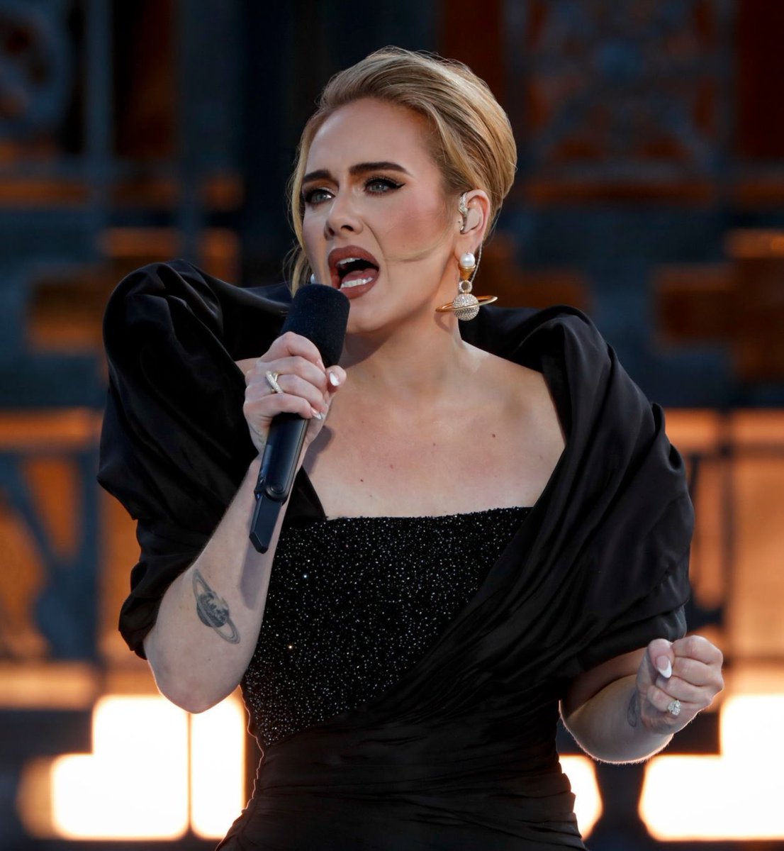adeledailynet's tweet photo. .@Adele’s @CBS special “One Night Only” had over 11.7 MILLION viewers in the US, beating out the last 2 GRAMMYs. https://t.co/UD7T7LGDGa