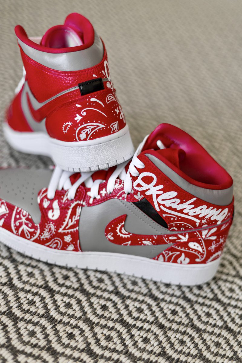 jada_theblock's tweet photo. S O O N E R 🩸

#boomer #sooner #boomersooner #soonersfootball #soonerscheer #sooners #oklahoma #uo #universityofoklahoma #OK #customshoes #customsneakers #customkicks https://t.co/ozv7dUy7Xx