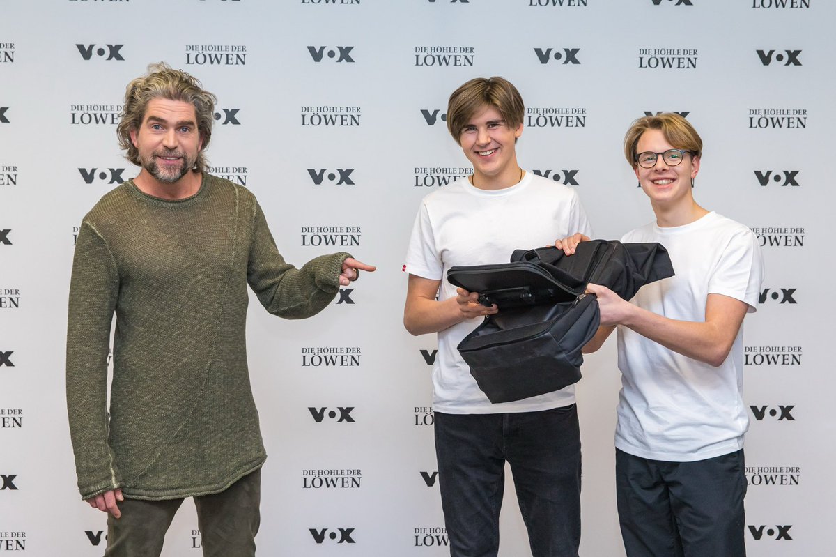 DWoehrl's tweet photo. Herzlichen Glückwunsch @NilsGlagau mit #2bag! Toller Deal 💪🏽 #DHDL https://t.co/C5wiaUwGEE