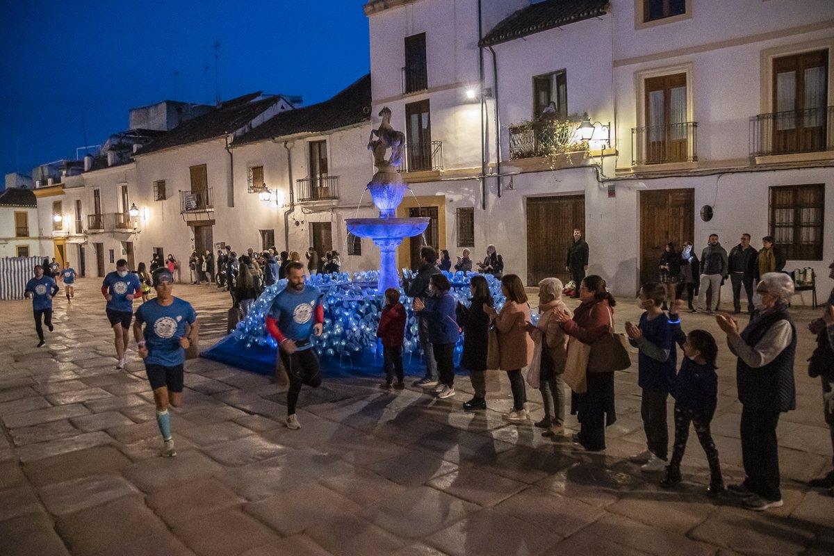 autismocordoba's tweet photo. Una marea azul recorrió el sábado las calles del casco histórico de Córdoba en la I Carrera Popular Nocturna #SomosAzul, organizada por la Asociación Autismo Córdoba en el #DíaMundialAutismo. Aquí encontrarás más info y una galería de fotos de la carrera: 
https://t.co/GsdRyPav4d https://t.co/iA4iSzQeGJ