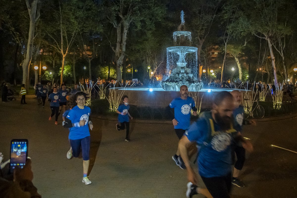 autismocordoba's tweet photo. Una marea azul recorrió el sábado las calles del casco histórico de Córdoba en la I Carrera Popular Nocturna #SomosAzul, organizada por la Asociación Autismo Córdoba en el #DíaMundialAutismo. Aquí encontrarás más info y una galería de fotos de la carrera: 
https://t.co/GsdRyPav4d https://t.co/iA4iSzQeGJ