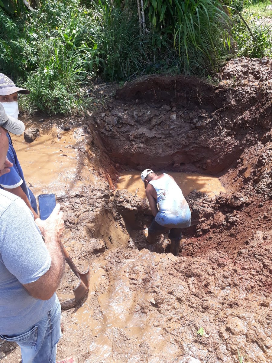 EAAVillaClara's tweet photo. La Brigada de mantenimiento🧑‍🔧🧑‍🔧💧 de la UEB Acueducto y alcantarillado #Remedios, de conjunto con operaciones, realizaron una ardua labor tras suprimir un total de 17 salideros de magnitudes considerables existentes en la conductora de #Zulueta #AhorrarAgua https://t.co/I4nkXqzELp
