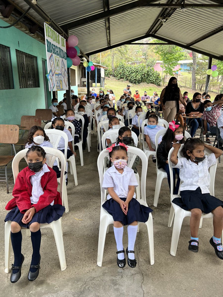 COHEPHonduras's tweet photo. #EmpresariosUnidosPorLaEducacin @el_BID y COHEP en alianza estratégica entregaron 15 computadoras, conectividad de internet de 40mbs por 12 meses, 115 kits escolares, 115 pares de zapatos y tenis deportivos para los niños en la Escuela La Flor. https://t.co/KVkb0uvzkY