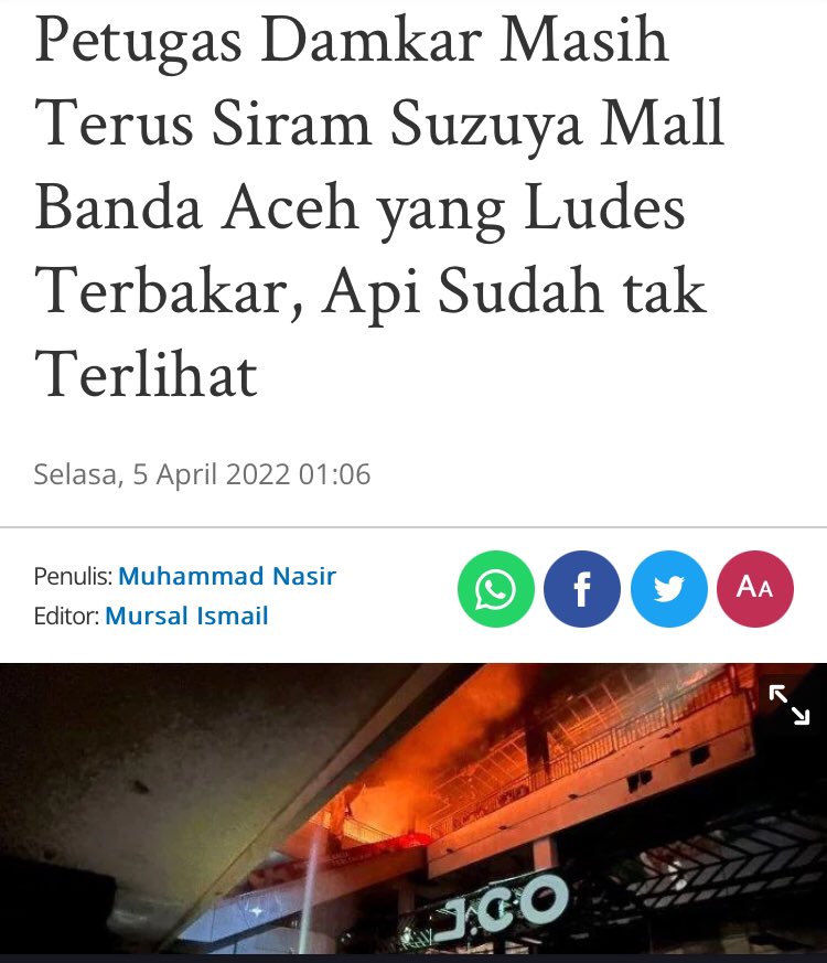 iloveaceh's tweet photo. #News Meski api sudah tidak terlihat lagi berkobar di Gedung Suzuya Mall Banda Aceh, Petugas Pemadam Kebakaran (Damkar) masih terus menyirami Gedung itu. https://t.co/VPi2DdVU0z