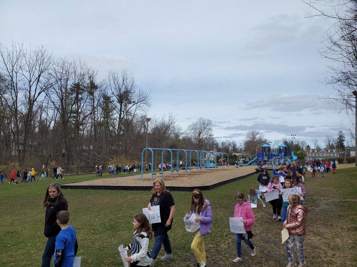 MAS lights it up blue! #AutismAwareness <a href="/MASSPARTA/">Mohawk Avenue School</a> <a href="/Sparta_Schools/">Sparta Twp. Schools</a>  @SpartaDiversity