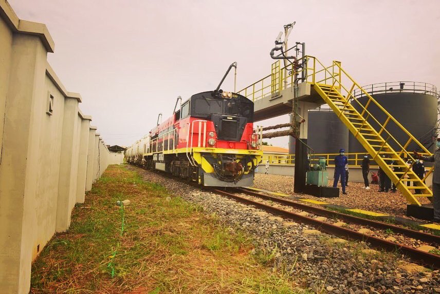 joaoDiogoGaspar's tweet photo. FRUTOS DA PAZ EM MALANJE

Hoje tive a honra de testemunhar a inauguração do Terminal Ferroviário de Combustíveis de Malanje, uma obra que vai facilitar o desenvolvimento da província e impactar a vida das comunidades e do empresariado local.

#Malanje #desenvolvimento  #Paz https://t.co/VHOYuhtwE2
