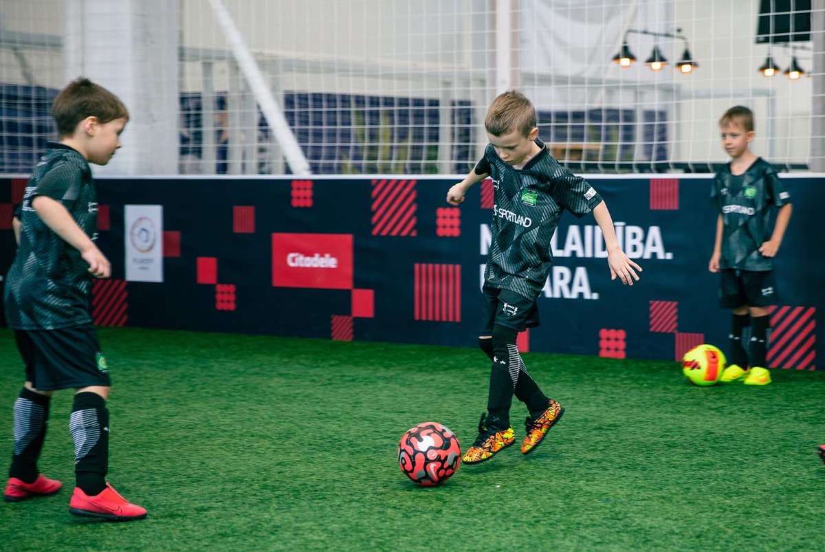CoerverLV's tweet photo. Marta mēnesī aizvadījām Coerver apmācības nedēļu ar mūsu jaunākajiem futbolistiem. 🇱🇻⚽️

Ieguldītas daudz treniņu stundas un apgūtas jaunas iemaņas, kas deva progresu uz laukuma. Tā turpināt! 👏💪

#coerverlv #coervercoaching #coerver #futbols https://t.co/OFfQTZqjCb