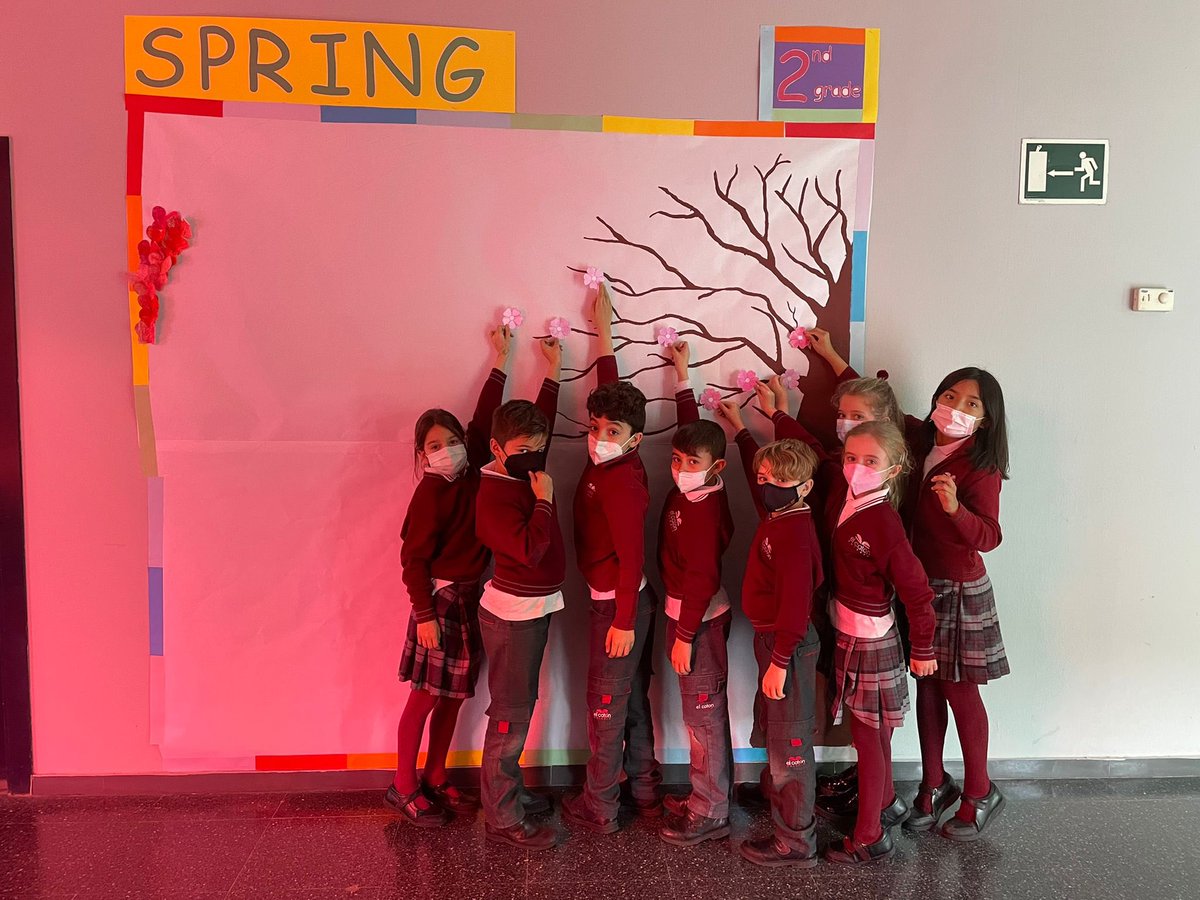 ColegioelCaton's tweet photo. Los alumnos de 2º de Primaria han preparado un mural en la clase de inglés para dar la bienvenida a la primavera.
#spring #primavera #educaciónprimaria #wellcomespring #elcatónmola🤩 https://t.co/uQsP7SpxYe