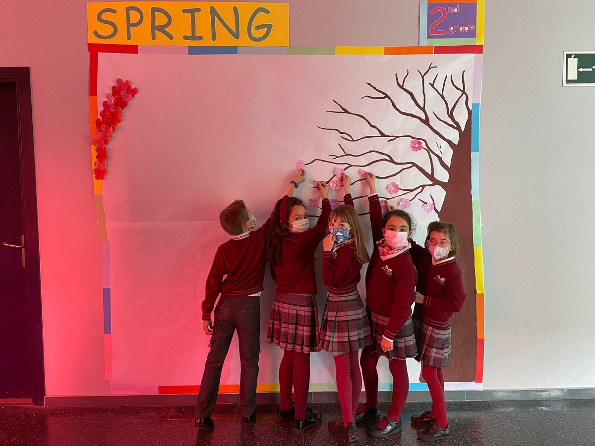 ColegioelCaton's tweet photo. Los alumnos de 2º de Primaria han preparado un mural en la clase de inglés para dar la bienvenida a la primavera.
#spring #primavera #educaciónprimaria #wellcomespring #elcatónmola🤩 https://t.co/uQsP7SpxYe