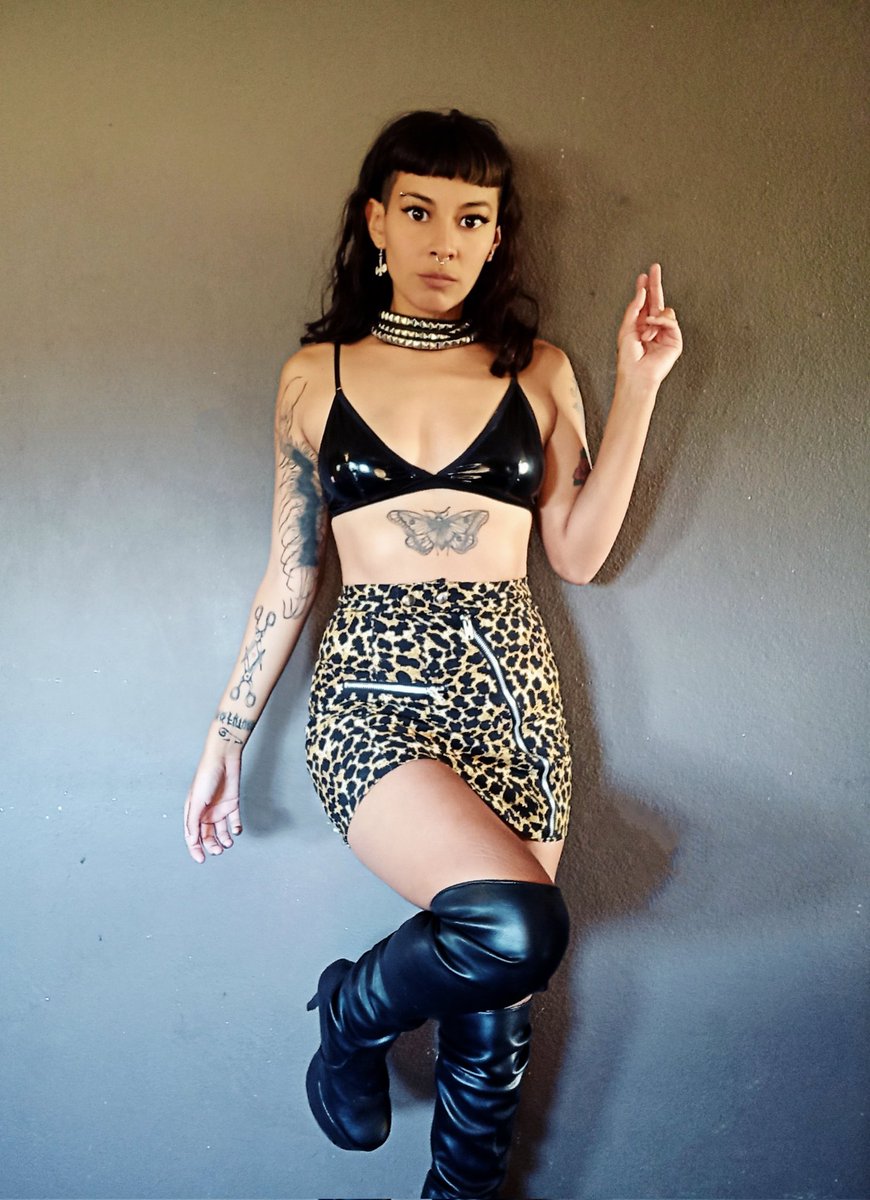 Un desesperado pago 50usd para que publicará la foto y el vídeo que le envié a mi amante.
Si tú interacción no funciona intenta con tributos $$$ 😂
Lo mejor que les pasó en la vida soy yo con botas de cuero y fumando 👑