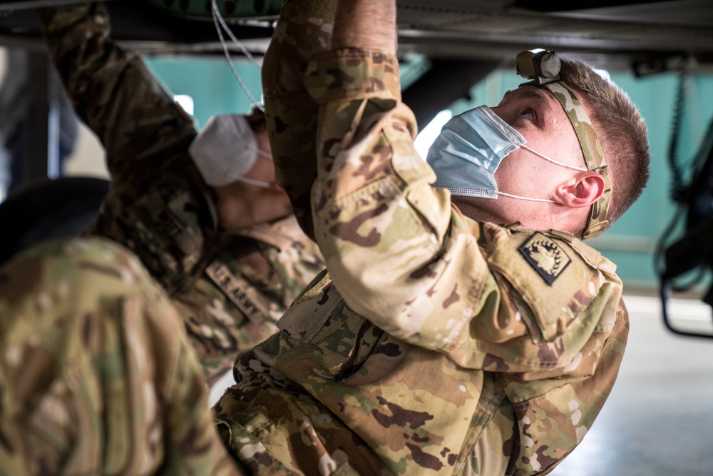 USArmyEURAF's tweet photo. #MaintenanceMonday
#Soldiers with 12th Combat Aviation Brigade perform maintenance on an #AH64Apache Longbow helicopter at Katterbach Army Airfield, Feb 11.
#StrongerTogether #WingsofVictory #WeAreNATO https://t.co/tgl5WyljMb