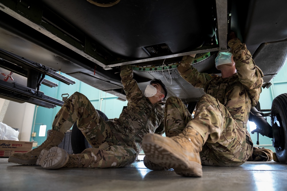 USArmyEURAF's tweet photo. #MaintenanceMonday
#Soldiers with 12th Combat Aviation Brigade perform maintenance on an #AH64Apache Longbow helicopter at Katterbach Army Airfield, Feb 11.
#StrongerTogether #WingsofVictory #WeAreNATO https://t.co/tgl5WyljMb