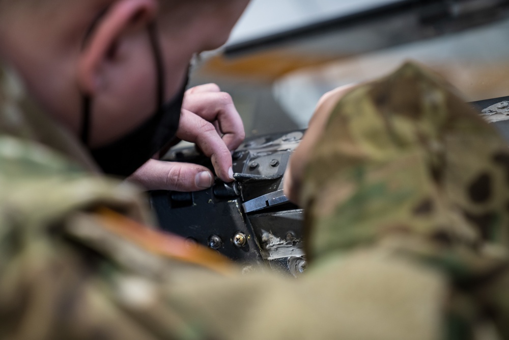 USArmyEURAF's tweet photo. #MaintenanceMonday
#Soldiers with 12th Combat Aviation Brigade perform maintenance on an #AH64Apache Longbow helicopter at Katterbach Army Airfield, Feb 11.
#StrongerTogether #WingsofVictory #WeAreNATO https://t.co/tgl5WyljMb