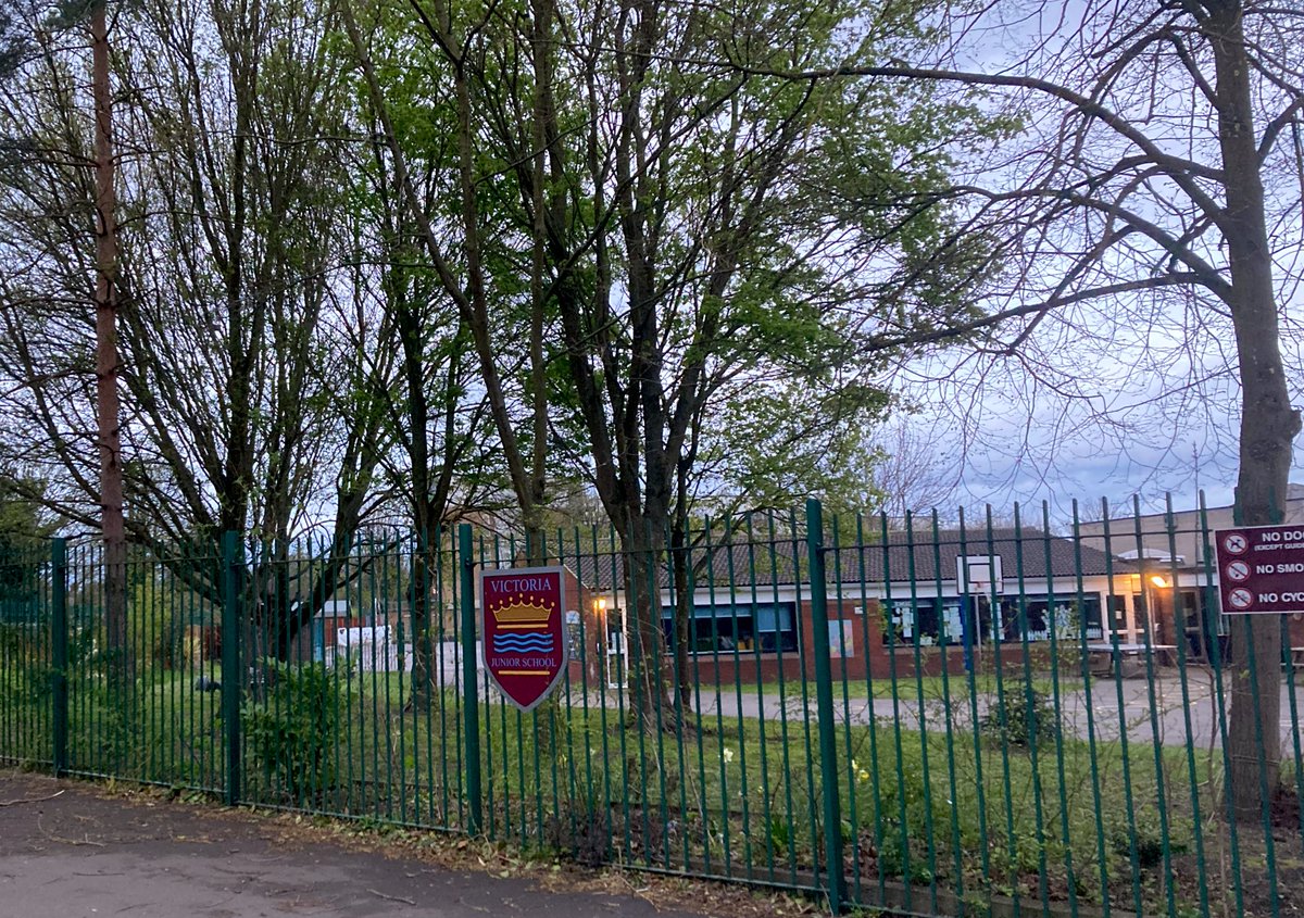 GreenFeltham's tweet photo. The transformation of this alley next to Victoria school and leading to the bridge over the Longford River is extraordinary - it used to be intimidating and forgotten - now it’s beautiful with truly stunning flowers and foliage #FelthamInBloom https://t.co/dt40cIR1vD