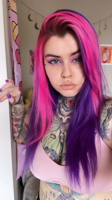 see my nails match my hair 🥺 https://t.co/ERq9jx8V5a