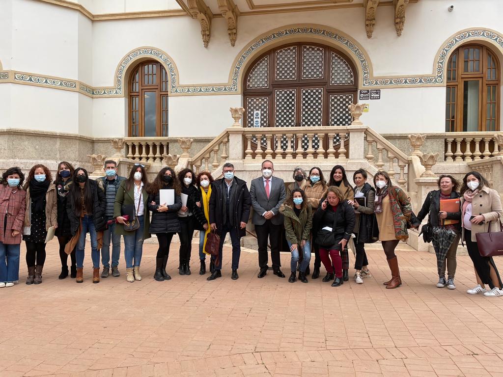 PacoVidalMazo's tweet photo. En el @IAMJunta de #Almería  con @montagutmaria1 y con @rfparouter presentando a los Servicios Sociales Comunitarios la #IPII, prestación que sustituirá a la #RMISA
📢 Buscando aliados para la nueva prestación!!

@RocioRuizDom
@lauferrub
@aytoalm 
@ayto_nijar 
@dipalme_almeria https://t.co/O6KZI8J4X8