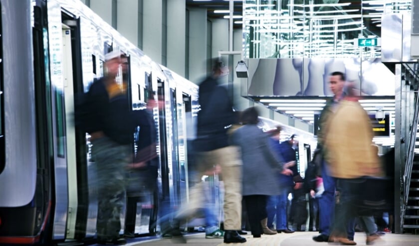 Over een aantal jaar moeten er veel meer metro's rijden op de drukste lijnen in Rotterdam. In de spits komt er dan 24 keer per uur een metrotrein langs. Elke 2,5 minuut. Volgens Reizigersvereniging Rover is het hoog tijd. Lees hier meer bit.ly/3qYGkjy