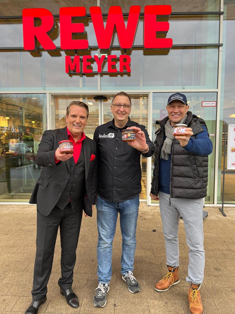 RalfDuemmel's tweet photo. Ich bin so stolz auf Marco. Was er in den letzten Monaten alles mit #ISSDOCHWURSCHT geschafft hat - RESPEKT! Mit #IssDochSchaschlik und #AxelSchulz machen wir nun, nach allen Currywurst-Liebhabern, auch alle Schaschlik-Liebhaber, glücklich. #DHDL @VOXde @voxdhdl https://t.co/lrL8YYWZvD
