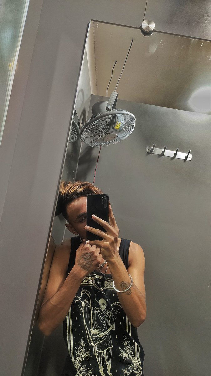 GufranAli700's tweet photo. Mirror boy 🤳 #fashion #PicOfTheDay #TweetLikeFactChecker #PhotoOfTheDay #twittercrop #photography #LikeForLikes #love #Trending #liketime #likehellparty #2022indianmedic https://t.co/zgnhKucR8w