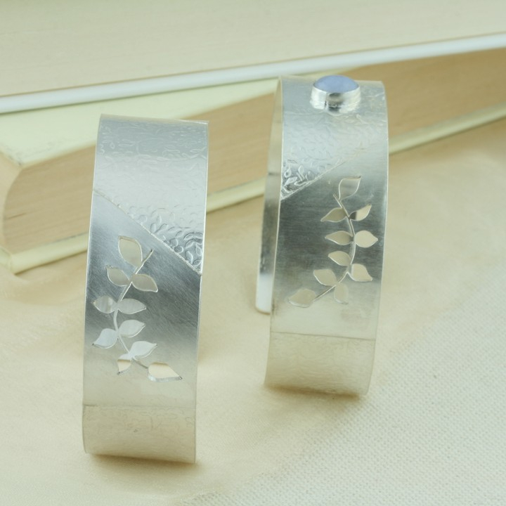 KlaarSmith's tweet photo. Watch this space for the #summer launch, not long now🌸

I couldn't decide whether to make this bangle with or without a gemstone, so I made both. They are one-off pieces, so you will have to be quick to snap them up.

#silverjewellery https://t.co/7uGeZumdFF