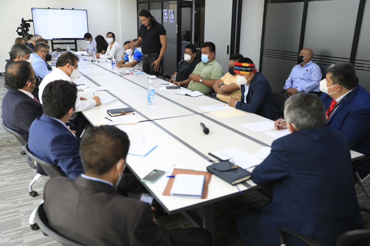 MinemPeru's tweet photo. El ministro de Energía y Minas, Carlos Palacios, lidera reunión con representantes de PETROTAL, PERÚPETRO y la Asociación Indígena de Desarrollo y Conservación de Bajo Puinahua (AIDECOBAP), a fin de establecer acuerdos en torno al desarrollo del Lote 95, en #Loreto. https://t.co/lUZX7FhNxN