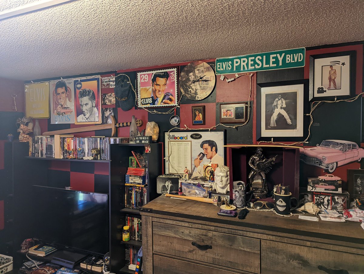 libby694's tweet image. Hey, @TheRealFatCrow like my Elvis collection?
