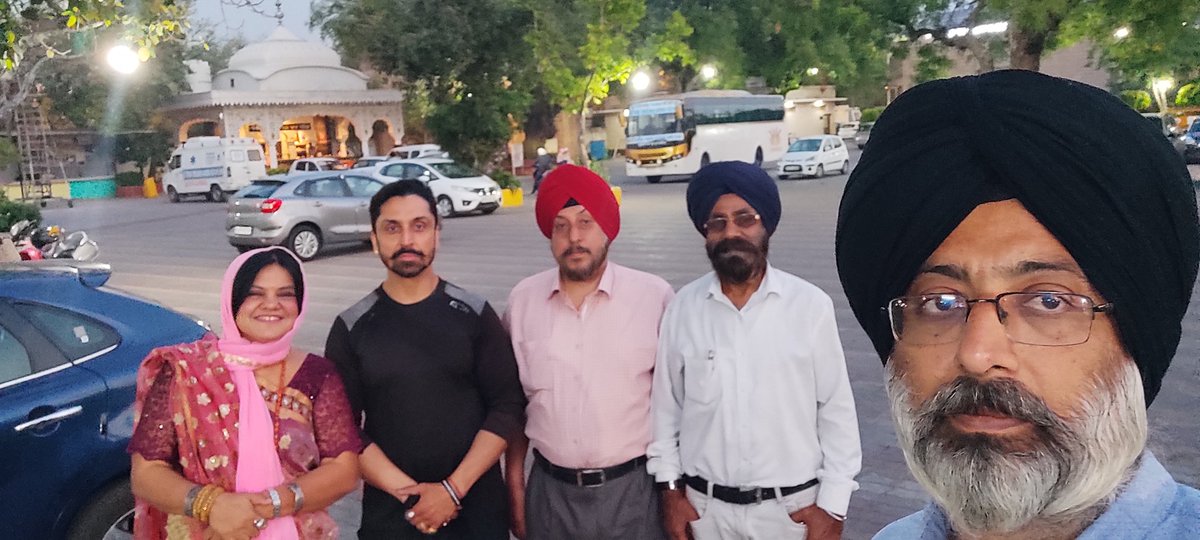 imanpreetbjp's tweet photo. Met Manik Verma - Renowned Fitness trainer, Model, upcoming Cine Star &amp; one of my very close friends after a very long time at #GurudwaraRakabGanjSahib alongwith my #SikhCell Member Richali Sanjay Awasthi , Harpreet Singh &amp; Narinder Jeet Singh  .
#WaheguruJi_Always_Bless_Everyone https://t.co/yPpjX4yx2T