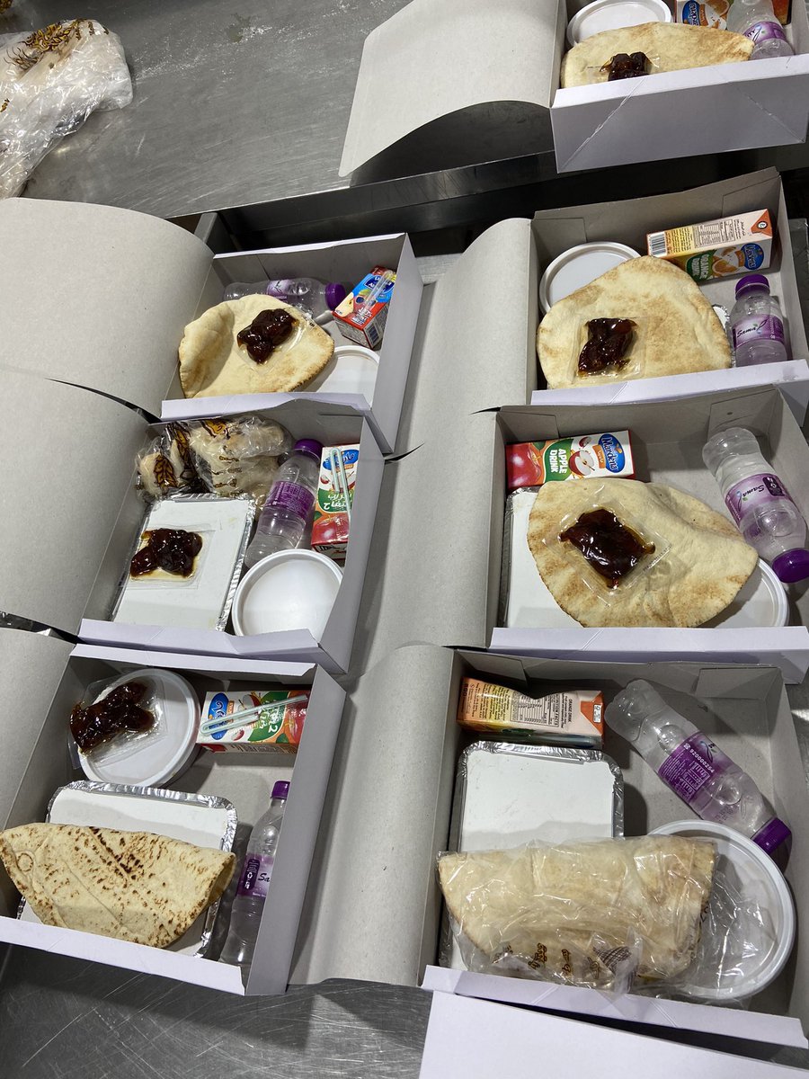 انطلقت الفرق التطوعية بالجمعية #فريق_شكر_التطوعي و #صناع_الأمل_التطوعي التابعة للجمعية الخيرية بأبي عريش <a href="/bir_aboarish/">الجمعية الخيرية بأبي عريش</a> بتوزيع 150 وجبة إفطار صائم بإشراف ومتابعه مباشرة من الجمعية الخيرية بدعم من #اوقاف_علي_عبدالعزيز_الضويان #رمضان_مبارك  <a href="/shakar441/">فريق شكر التطوعي</a> @wad_org